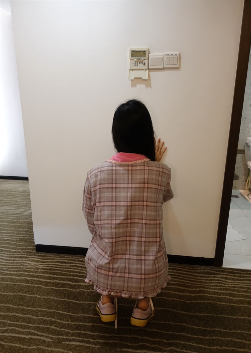 rosi套图：黑发眼镜少女的柔情一刻，让人心动不已