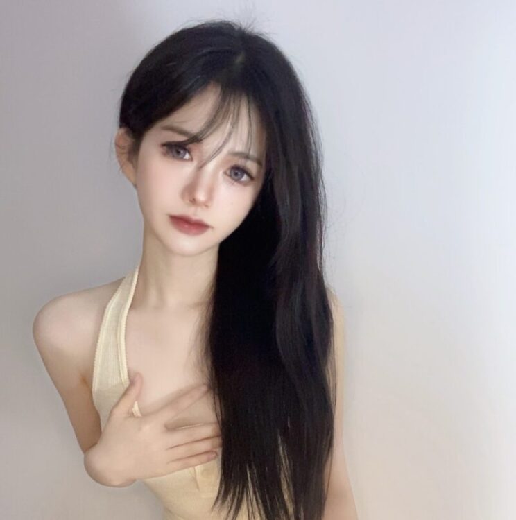 微博倦倦喵新娘视频，深邃眼神下的心灵交流