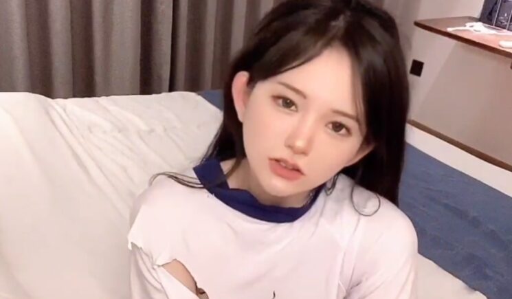 微博倦倦喵新娘视频，深邃眼神下的心灵交流