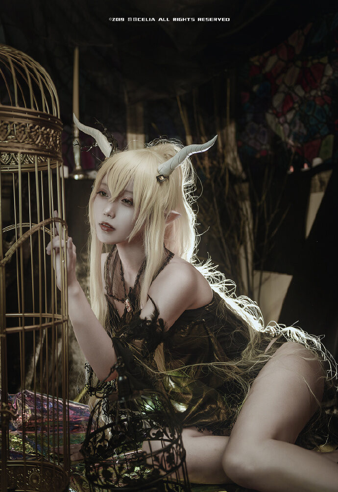 神秘与迷人并存：切切Celia闪灵最新作品赏析