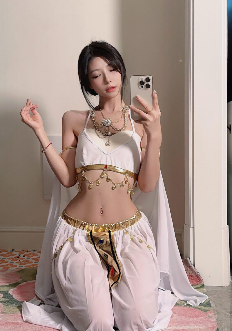 陈妮妮uni空降惊艳微密圈，橙黄连衣裙展现独特风情