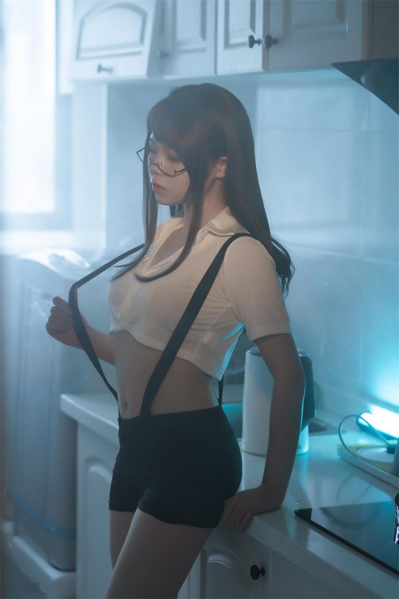 七月喵子个人介绍，喝酸奶的眼镜娘图包鉴赏