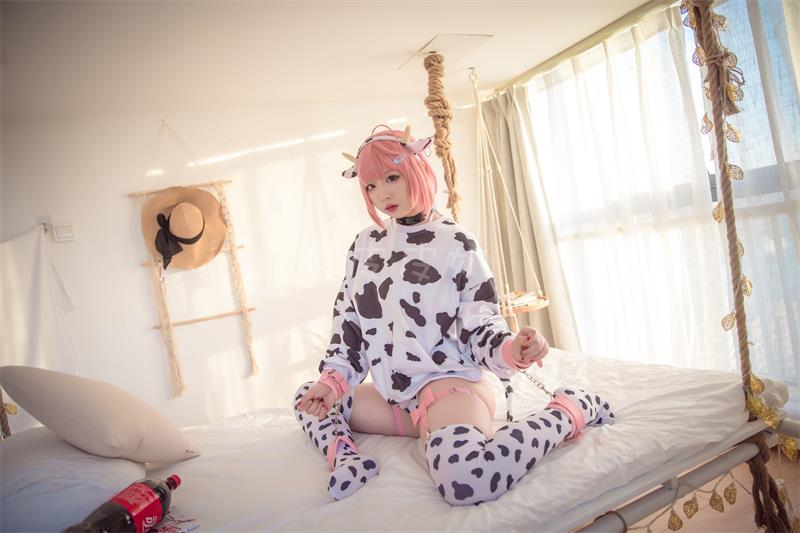 皮皮奶可可爱了啦奶牛套装大片上线